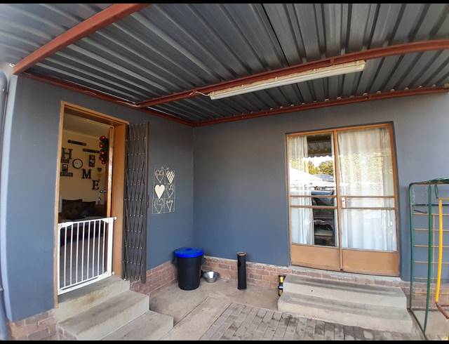 8 BEDROOM FREEHOLD FOR SALE IN BO-DORP